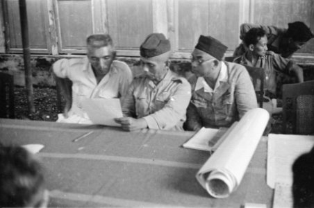 Leider van de Republikeinse delegatie bestudeert document, Bestanddeelnr 1509-2-4