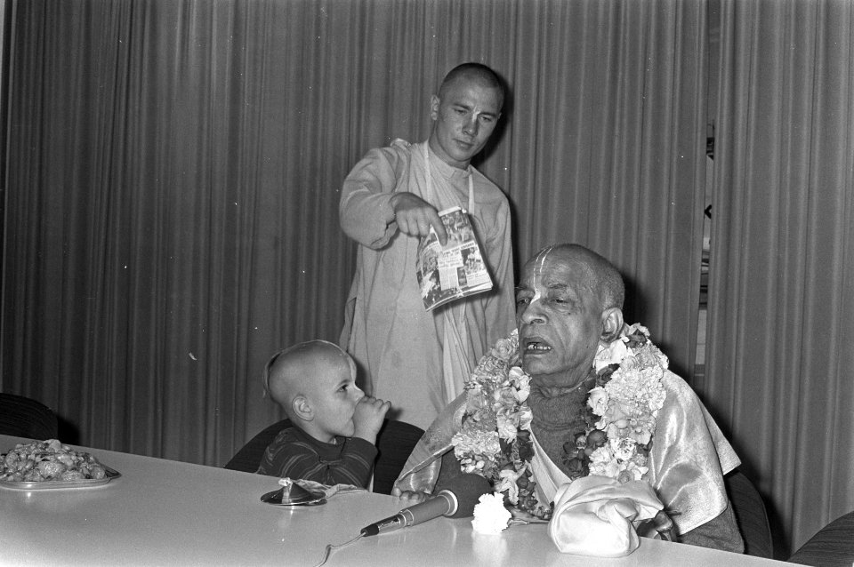 Leider van Hare Krishna beweging op Schiphol, tijdens persconferentie, Bestanddeelnr 925-7728