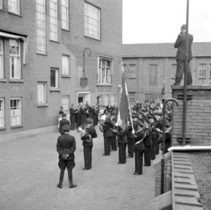 Leider van muziekkorps drukt hand van fabrieksdirecteur Jan van Abbe, Bestanddeelnr 255-8437