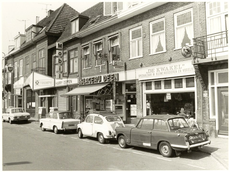 Leidsevaart 436-444, destijds de garages de Rek en Oomen, Slagerij 4=6 Deen en dierenwinkel De Kwakel. NL-HlmNHA 54016517