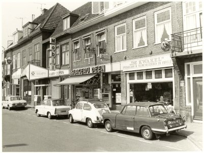 Leidsevaart 436-444, destijds de garages de Rek en Oomen, Slagerij 4=6 Deen en dierenwinkel De Kwakel. NL-HlmNHA 54016517
