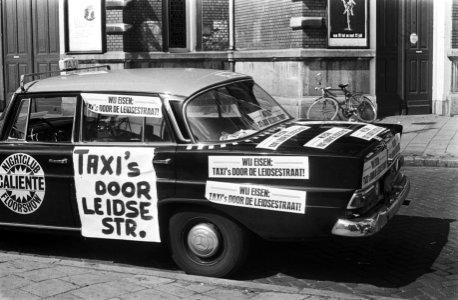 Leidsestraat in Amsterdam afgesloten voor verkeer (uitgezonderd trams), taxi met, Bestanddeelnr 924-7651