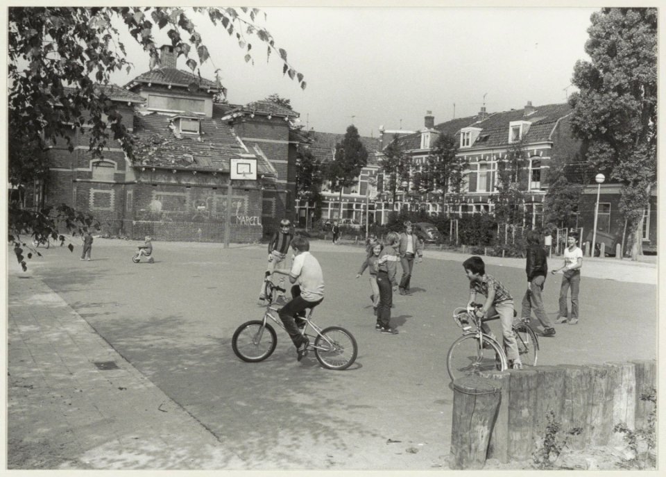 Leidseplein, met links het v.m. badhuis, ziende naar het noordwesten. NL-HlmNHA 54013184