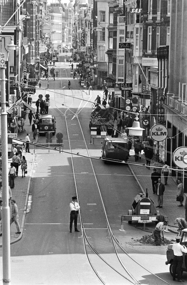 Leidsestraat in Amsterdam afgesloten voor verkeer (uitgezonderd trams), Leidsest, Bestanddeelnr 924-7652