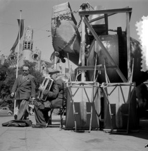 Leidseplein. Straatmuzikant verdrongen door betonmolen, Bestanddeelnr 905-8771