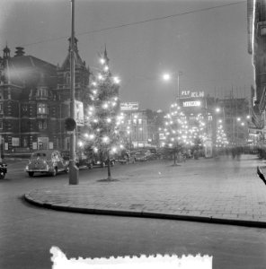 Leidseplein in kerstverlichting met kerstbomen, Bestanddeelnr 907-5157