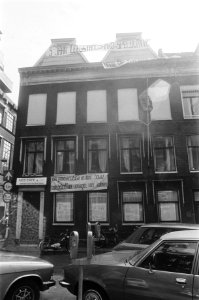 Leegstaand gebouw Amrobank in Nes-Amsterdam gekraakt (exterieur), Bestanddeelnr 928-5211