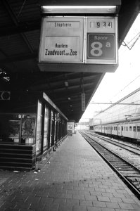 Leeg perron op Centraal Station Amsterdam voor treinen naar Zandvoort ivm plo, Bestanddeelnr 925-7622