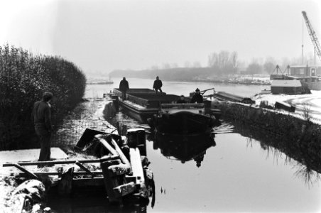 Leeg vuilnisschip wordt weggesleept uit de Volgermeerpolder, Bestanddeelnr 931-3168