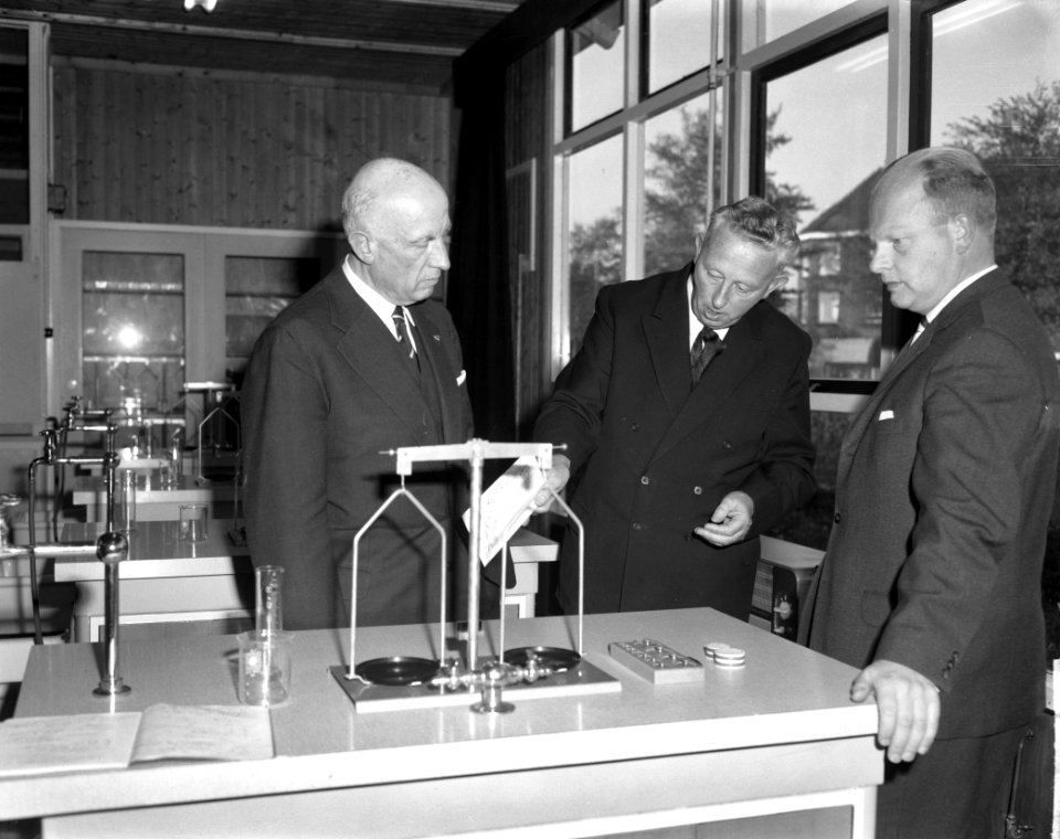 Leegwater Museum vernoemd, v.l.n.r. Wethouder Koerts , rector Kes en Westerhof, , Bestanddeelnr 914-4352