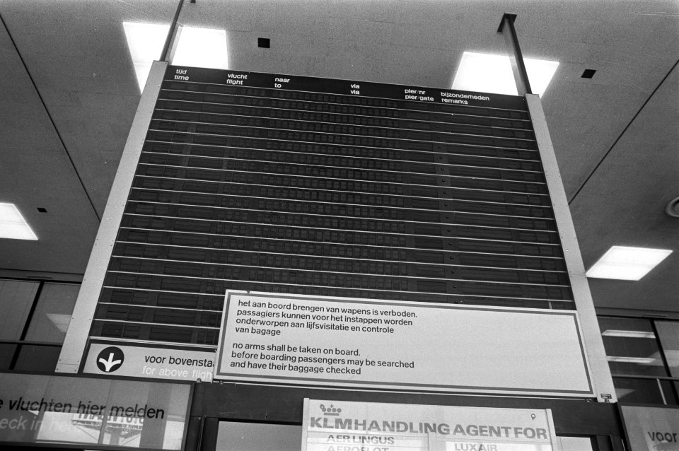 Leeg vertrektijdenbord op Schiphol, na de oproep tot staking door de internation, Bestanddeelnr 925-6783