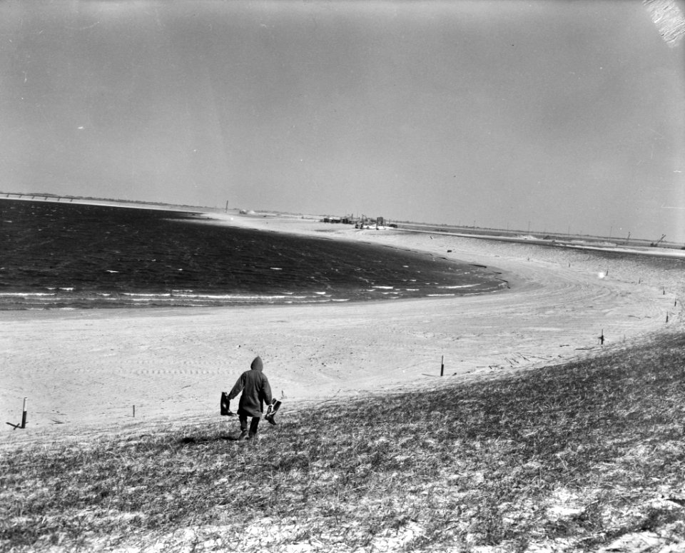 Leegpompen van de bouwput in het Haringvliet, Bestanddeelnr 909-4819