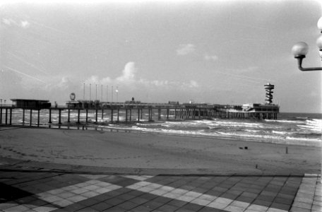 Leeg strand in Scheveningen, op de achtergrond de pier, op de voorgrond de boule, Bestanddeelnr 926-9898
