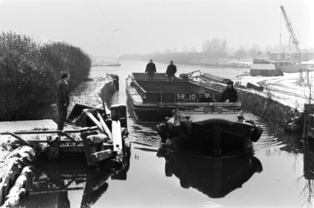 Leeg vuilnisschip wordt weggesleept uit de Volgermeerpolder, Bestanddeelnr 931-3167