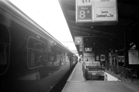 Leeg perron op Centraal Station Amsterdam voor treinen naar Zandvoort ivm plo, Bestanddeelnr 925-7623