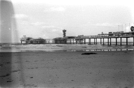 Leeg strand in Scheveningen, op de achtergrond de pier, Bestanddeelnr 926-9897