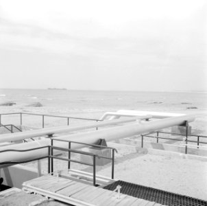 Leidingen in de Tap-Line olie terminal nabij Saida Vrachtschip aan de horizon, Bestanddeelnr 255-6298