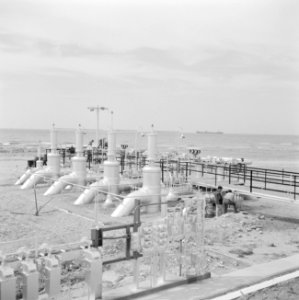 Leidingen en afsluiters in de Tap-Line olie terminal nabij Saida Vrachtschip aa, Bestanddeelnr 255-6300