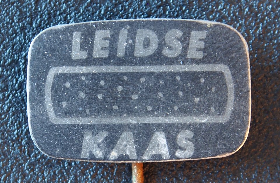 Leidse kaas, grijs reclame speldje