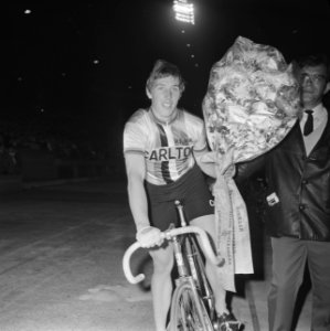 Leijn Loevesijn rijdt een ereronde met bloemen na zijn overwinning bij de sprint, Bestanddeelnr 924-6590