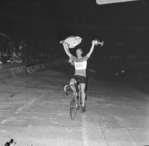 Leijn Loevesijn haalt de titel bij het onderdeel sprint Professionals en rijdt m, Bestanddeelnr 922-6587