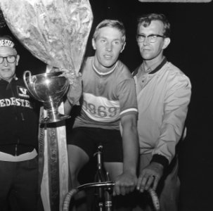 Leijn Loevesijn met bloemen en beker na behalen titel, Bestanddeelnr 922-6592