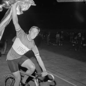 Leijn Loevesijn met bloemen rijdt ereronde na behalen titel, Bestanddeelnr 922-6594