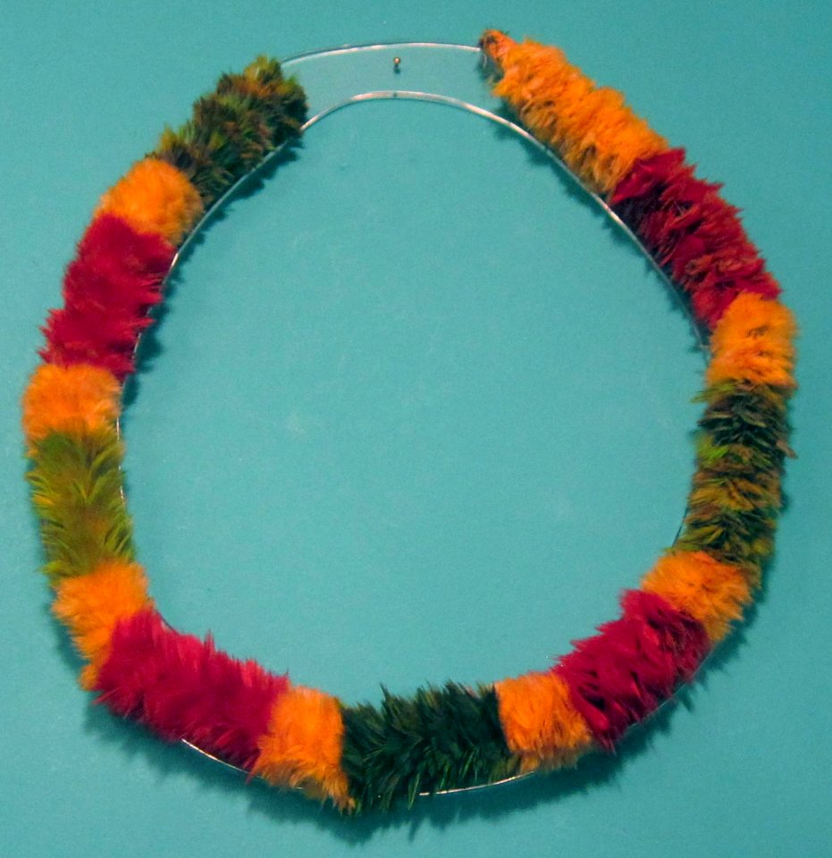 Lei hulu manu (feather lei), Hawaii, 19th century, ‘O’o (Moho spp.), ‘i’iwi (Vestiaria coccinea) and ‘o’u (Psittirostra), HMA, 457.1