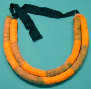 Lei hulu manu (feather lei), Hawaiian, 19th century, O'o (Moho spp.) feathers, ribbon, HMA, 4437.1