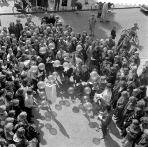 Laatste dag meisjes hoogste klas van het meisjeslyceum, Bestanddeelnr 908-5646