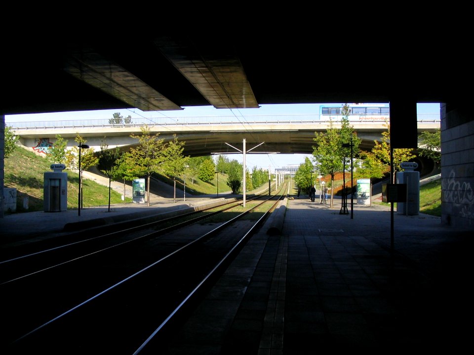 Leipziger Messebrücke die Maximilianallee bzw. Bundesstraße 2 überführend im September 2003