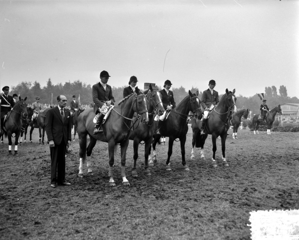 Laatste dag Concours Hippique Rotterdam. Engels team. Engels team, Bestanddeelnr 907-9784