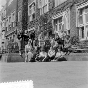 Laatste dag meisjes hoogste klas van het meisjeslyceum, Bestanddeelnr 908-5643