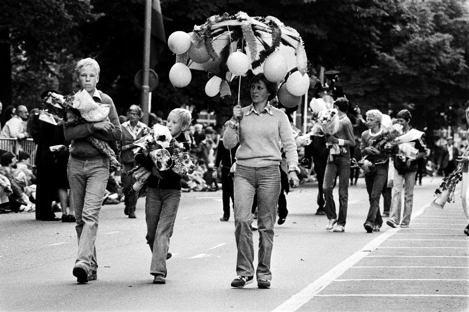 Laatste dag deelnemers met ballonnen en gladiolen, Bestanddeelnr 930-3630