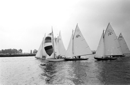 Laatste dag Kaagweek, Regenboog no. 37 van scheepsbouwer Bouke van Wijk, Bestanddeelnr 917-9878