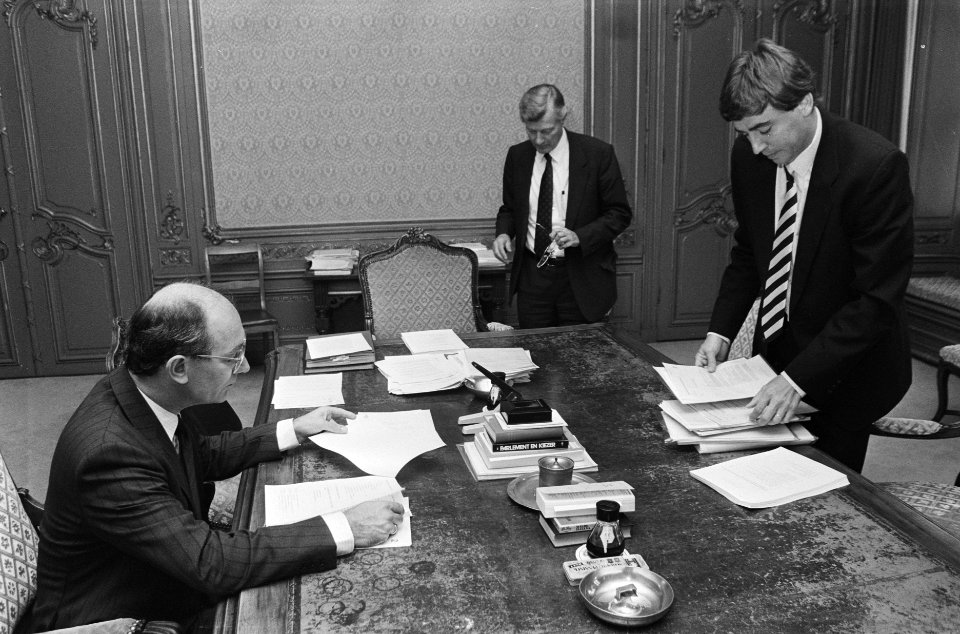 Laatste dag kabinetsinformaties vlnr CDA-onderhandelaar de Vries , informateur, Bestanddeelnr 933-7071