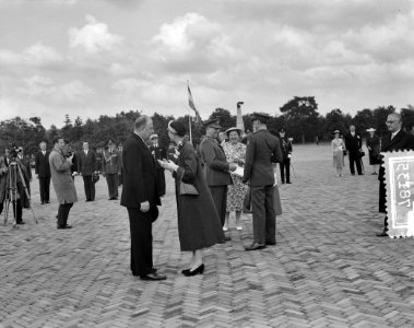 Laatste dag bezoek Luxemburgs groot-hertogelijk paar. Vertrek Soesterberg, Bestanddeelnr 907-8135
