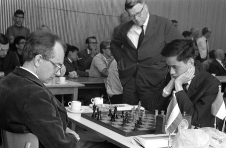 Laatste dag IBM-meestertoernooi, de partij Tan (rechts) e Van Berg (links), Bestanddeelnr 914-2496