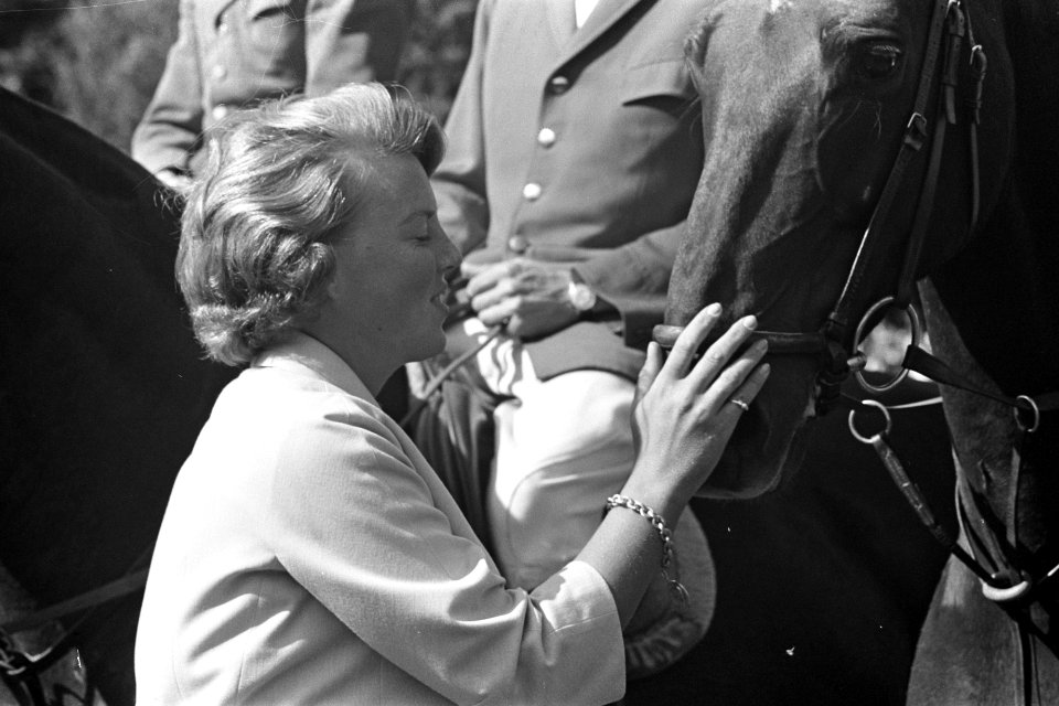 Laatste dag CHIO te Rotterdam, vlnr prinses Beatrix koningin Juliana en prin, Bestanddeelnr 914-2563