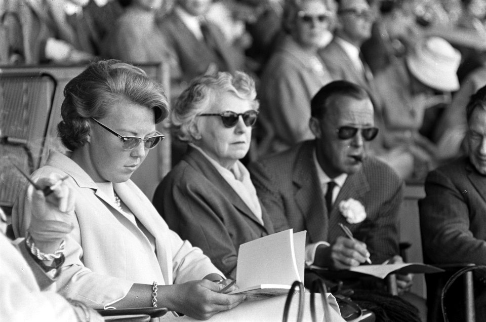 Laatste dag CHIO te Rotterdam, vlnr koningin Juliana, Bestanddeelnr 914-2564