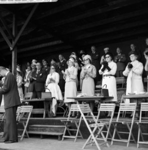 Laatste dag CHIO Hare Koninklijke Hoogheid Prinses Irene en Prinses Beatrix appl, Bestanddeelnr 911-4869
