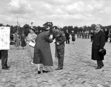 Laatste dag bezoek Luxemburgs groot-hertogelijk paar Vertrek Soesterberg, Bestanddeelnr 907-8136