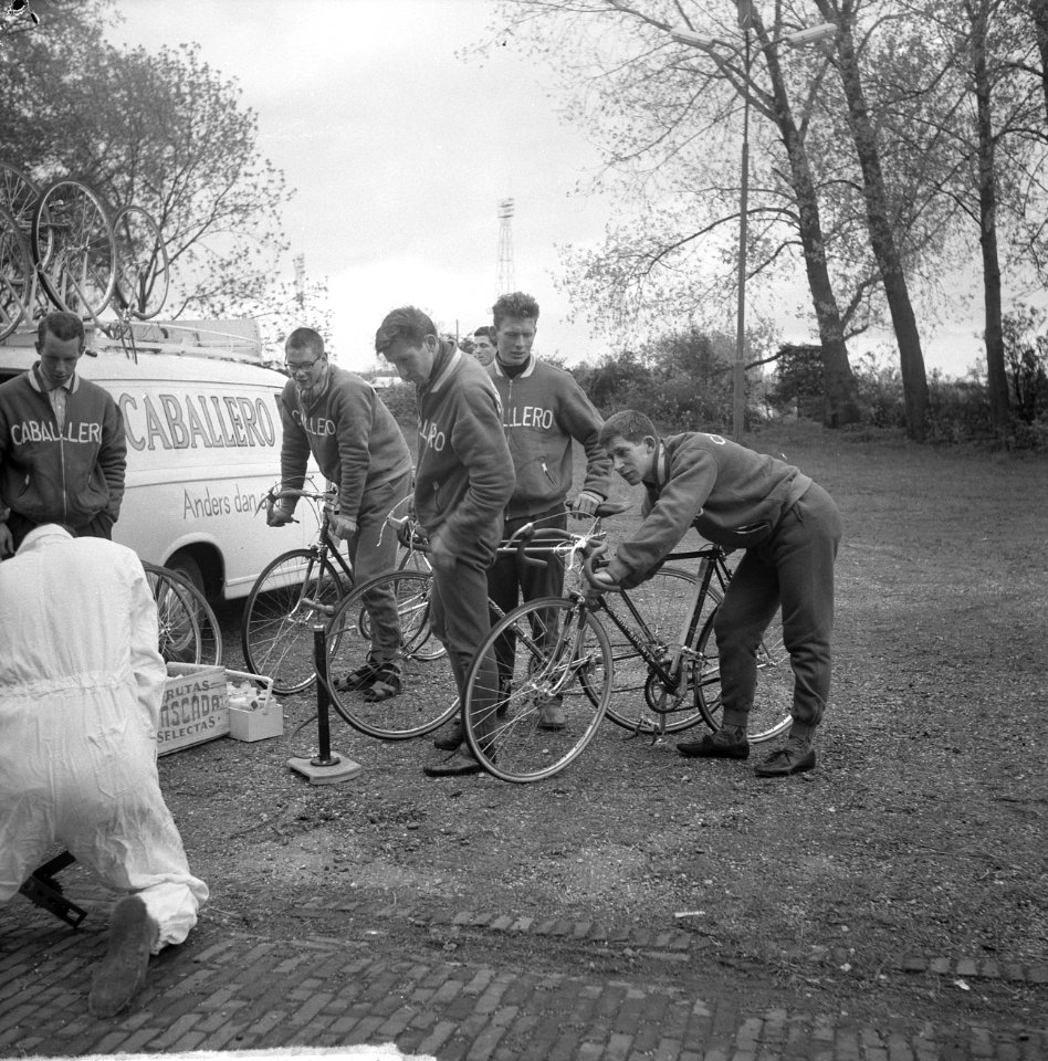 Laatste controle voor de start Olympia Tour , de rijders Cabaleroploeg vlnr , Bestanddeelnr 915-1906