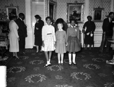 Laatste dag bezoek president Tubman . Prinses Marijke met dochtertje (rechts) en, Bestanddeelnr 908-0752