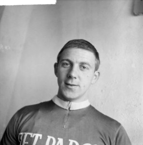 Laatste controle voor de start Olympia Tour , J Oudkerk (kop), Bestanddeelnr 915-1909