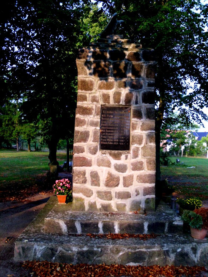Laaslich Mahnmal Friedhof 2