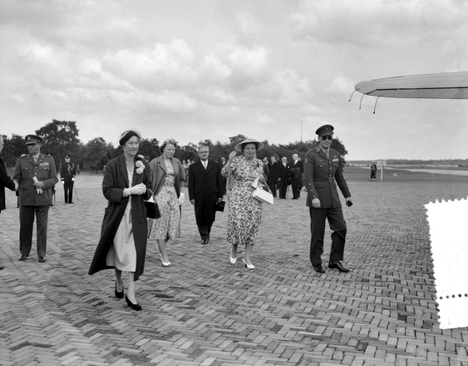 Laatste dag bezoek Luxemburgs groot-hertogelijk paar. Vertrek Soesterberg, Bestanddeelnr 907-8137