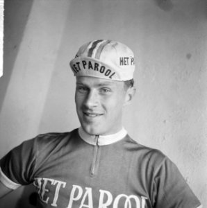 Laatste controle voor de start Olympia Tour , J Oudkerk (kop), Bestanddeelnr 915-1910