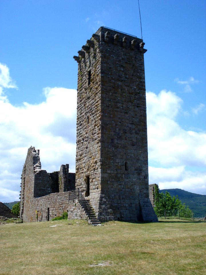 La Garde-Guérin., tour et ruines du château