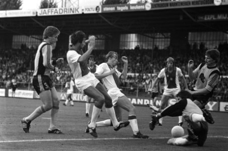 La Ling (geheel links) en Schoenaker bedreigen doelman Van Kelle, Bestanddeelnr 930-4067